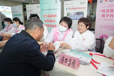 護理健康咨詢、愛心義賣&hellip;護士們這樣過節