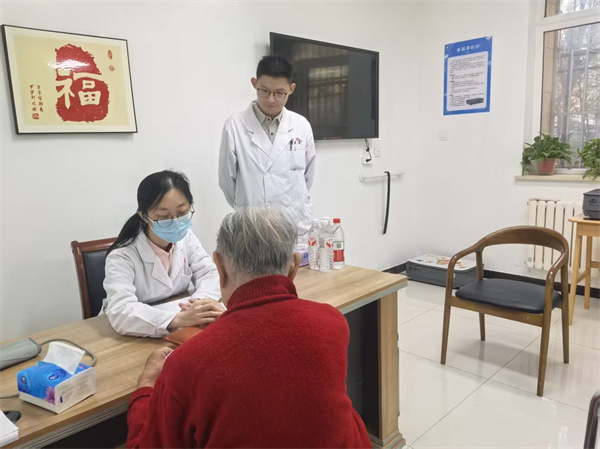 東方焦點(diǎn) | 內(nèi)通外調(diào)護(hù)健康，聯(lián)合義診惠老兵——北京中醫(yī)藥大學(xué)東方醫(yī)院開(kāi)展健康咨詢服務(wù)